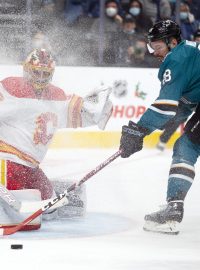 Hokejový útočník Tomáš Hertl se třemi góly zasloužil o výhru San Jose 5:3 nad Calgary. Při svém čtvrtém hattricku v NHL překonal dvakrát Daniela Vladaře