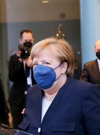Merkelová odjíždí po 16 letech své vlády z budovy kancléřství.