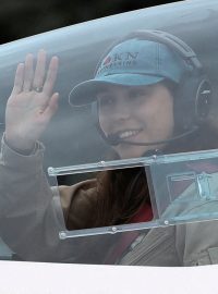 Devatenáctiletá pilotka Zara Rutherford na začátku své výpravy za světovým rekordem - na letišti v belgickém Wevelgemu (foto z 18. srpna 2021)