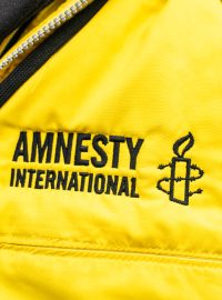 Logo nevládní organizace Amnesty International, která se zabývá ochranou lidských práv.