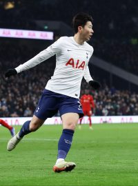 Son Hung-min slaví gól do sítě Liverpoolu