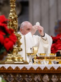 Papež František odsloužil vánoční mši, kvůli koronavirovým opatřením už o několik hodin dopředu