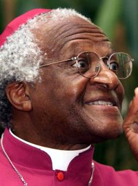 Ve věku 90 let zemřel jihoafrický emeritní arcibiskup, bojovník proti rasistickému režimu apartheidu a držitel Nobelovy ceny za mír Desmond Tutu (na snímku z roku 2001)