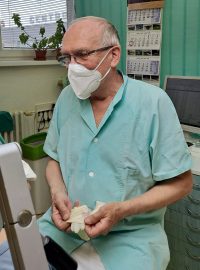 Osmašedesátiletý ostravský zubař Oldřich Velký, který měl těžký průběh nemoci covid-19