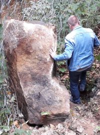 Kámen ulomený ze skály vážil přibližně 20 tun