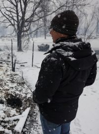 Trosky domu po požárech v Coloradu. Hasičům pomohlo s plameny vydatné sněžení