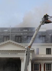 V Kapském Městě vzplála budova Národního shromáždění, plameny se rozšířily i na střechu.