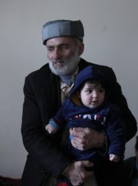Suhajl Ahmadí v náručí svého dědečka