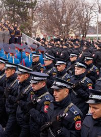 Slavnostního pochodu v Banje Luce, správním středisku Republiky srbské, se zúčastnilo na 800 ozbrojených policistů a vojáků spolu s technikou
