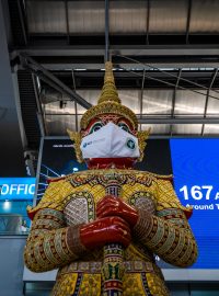 Maskovaná socha Rámájany v odletové hale na letišti v Bangkoku. Systém Test-and-Go, který umožňuje plně očkovaným turistům vstoupit do země bez karantény, byl pozastaven na dobu neurčitou kvůli rychlému šíření varianty koronaviru omikron