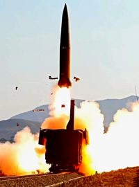 Severní Korea zkušebně odpálila ze železnice dvojici balistických střel
