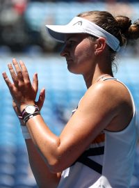 Barbora Krejčíková děkuje fanouškům po postupu do čtvrtfinále Australian Open