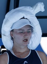 Tenistka Barbora Krejčíková ve velkém vedru bojovala i s blíže nepopsanými zdravotními potížemi