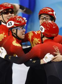 Čínská rychlobruslařská smíšená štafeta triumfovala na krátké trati
