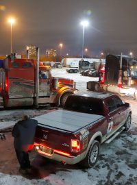 Největší problémy v Ottawě zřejmě tvoří blokáda stovek těžkých nákladních aut z takzvaného Konvoje svobody, jehož účastníci protestují proti povinnému očkování řidičů, kteří cestují do USA