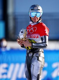 Ester Ledecká obhájila olympijské zlato v paralelním obřím slalomu na snowboardu a získala první českou medaili na hrách v Pekingu