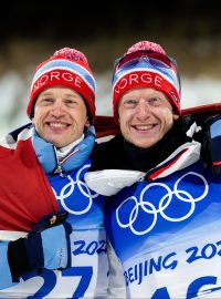 Norští biatlonisté Tarjei Bö a Johannes Thingnes Bö