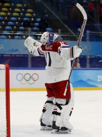 Šimon Hrubec slaví vítězství nad Ruským olympijským výborem