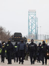 Kanadská policie o víkendu vyhnala poslední demonstranty z mostu Ambassador Bridge