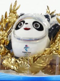 Boubelatá panda Bing Dwen Dwen je maskotem olympijských her v Pekingu