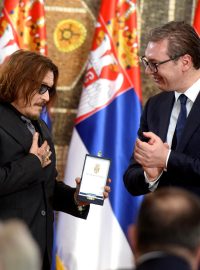 Srbský prezident Aleksandar Vučić (vpravo) předal v úterý hollywoodskému herci Johnnymu Deppovi zlatou medaili za „mimořádné zásluhy ve veřejné a kulturní činnosti“ a za propagaci Srbska ve světě