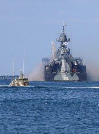Ruská flotila poblíž přístavu Sevastopolu na Krymu