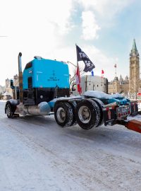 Kanadská policie odtahuje jeden z kamionů, kterými demonstranti blokovali Ottawu