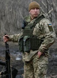 Ukrajinský voják na frontové linii poblíž města Novoluhanske v Doněcké oblasti