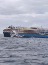 Požár na lodi, která převážela luxusní auta ze skupiny Volkswagen, ale v blízkosti Azorských ostrovů minulý týden začala hořet, by mohl výrobce přijít minimálně na 155 milionů dolarů