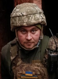 Ukrajinský voják prochází zákopem na frontové linii poblíž města Novoluhanske v Doněcké oblasti