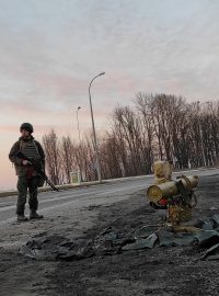 Ukrajinští vojáci vedle raketového systému u města Charkov