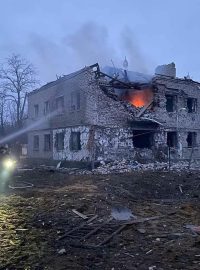 Pohled na zničenou budovu po ostřelování ve městě Starobilsk v Luhanské oblasti, 25.2.2022
