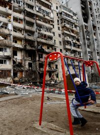 Obytný dům v Kyjevě, který byl zničen v průběhu ruské ofenzívy