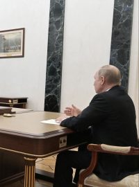 Vladimir Putin na proslavené fotce s Valerijem Gerasimovem a Sergejem Šojguem u velkého stolu v Kremlu