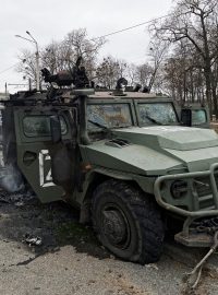 Zničené terénní vozidlo Tiger ruské armády v Charkově