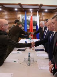 Ruští a ukrajinští představitelé se účastní vyjednávání v běloruském Brestu