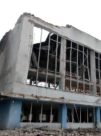 Budova sportovního centra v Charkově na Ukrajině zničená po raketovém útoku. Právě v Charkově se reportérka Stomatova zdržovala poslední týdny