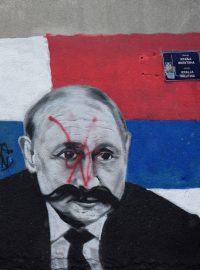 Malba ruského prezidenta Putina na zdi domu v Bělehradě. Nad původní nápis „bratr“ někdo červeným sprejem dopsal „vrah“.