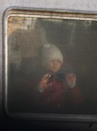 Do Lvova se uchýlila část Ukrajinců prchající před konfliktem. Na snímku dívka ve vlaku ze severovýchodní Ukrajiny