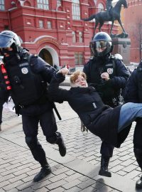 Ozbrojenci zadrželi přes 800 lidí, kteří protestovali proti ruské invazi na Ukrajinu