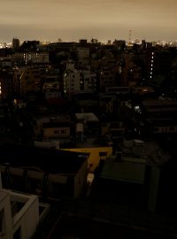 Potemnělé domy a budovy v tokijské čtvrti Toshima, výpadek proudu způsobilo středeční silné zemětřesení