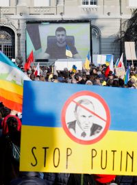 Ukrajinský prezident Zelenskyj promluvil před několika tisíci lidí, kteří v Bernu protestovali proti válce