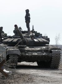 Technici proruských separatistů udržují tanky v okolí obklíčeného Mariupolu