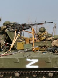 Ruští vojáci na při příjezdu do ukrajinského Mariupolu