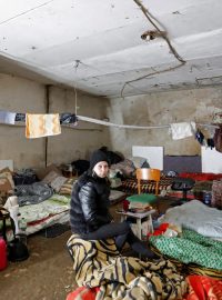 Obyvatelé obklíčeného Mariupolu musí kvůli válce žít i ve sklepních prostorech budov