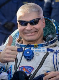 Americký astronaut Mark Vande Hei po návratu na Zem