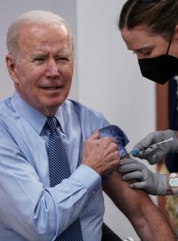 Joe Biden se nechává očkovat proti koronaviru