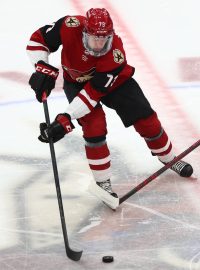 Český hokejový útočník Jan Jeník svými prvními dvěma góly v aktuální sezoně NHL pomohl Arizoně k výhře 5:2 nad San Jose
