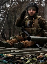 Ukrajinští vojáci přijíždějí do osvobozeného města Buča nedaleko Kyjeva