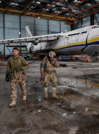 Ukrajinští vojáci u poničeního ruského letadla An-124